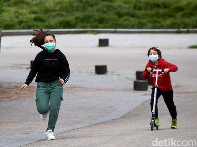 Cerianya Anak-anak Spanyol Bermain di Jalanan Usai Dikarantina