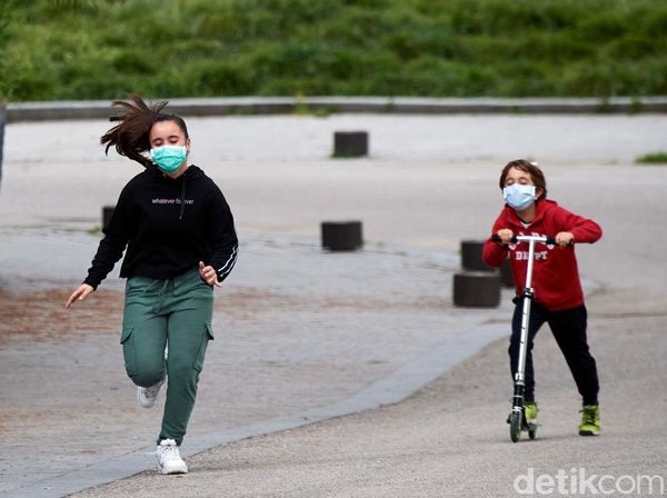 Cerianya Anak-anak Spanyol Bermain di Jalanan Usai Dikarantina