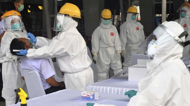 Petugas medis mengambil sampel petugas PT Kereta Commuter Indonesia (KCI) saat tes swab di Stasiun Bogor, Jawa Barat, Senin (27/4/2020). PT KCI bersama Dirjen Perkeretaapian Kemenhub, Dishub dan Labkesda Provinsi Jawa Barat serta Dinkes Kota Bogor melakukan tes swab untuk 350 warga yang terdiri dari petugas PT KCI dan penumpang KRL Commuter Line yang dilakukan secara massal dan random dengan mengumpulkan cairan atau sampel dari bagian belakang hidung dan tenggorokan sebagai salah satu metode untuk mendeteksi dan mencegah penyebaran virus Corona (COVID-19) di moda transportasi KRL Commuter Line. ANTARA FOTO/Arif Firmansyah/hp.