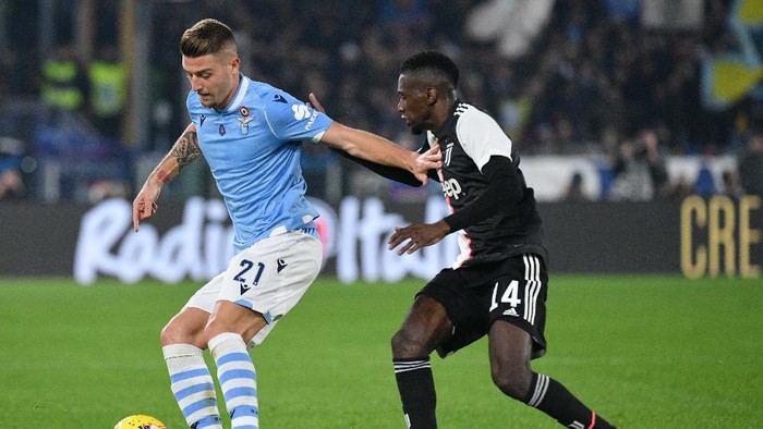 ROME, ITALY - DECEMBER 07:  Sergej Milinkovic Savic of SS Lazio compete for the ball with Blaise matuidi of Juventus during the Serie A match between SS Lazio and Juventus at Stadio Olimpico on December 7, 2019 in Rome, Italy.  (Photo by Marco Rosi/Getty Images)