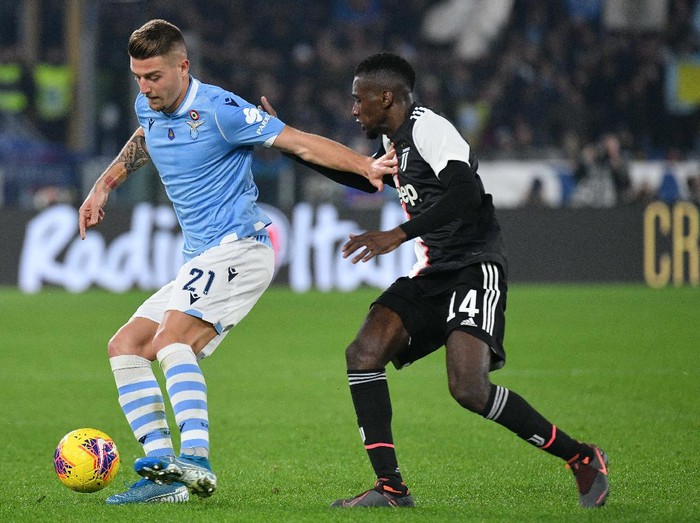 ROME, ITALY - DECEMBER 07:  Sergej Milinkovic Savic of SS Lazio compete for the ball with Blaise matuidi of Juventus during the Serie A match between SS Lazio and Juventus at Stadio Olimpico on December 7, 2019 in Rome, Italy.  (Photo by Marco Rosi/Getty Images)