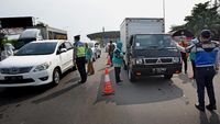 Cegah Mudik, Petugas Lakukan Penyekatan di Exit Tol Serang Timur
