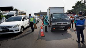 Cegah Mudik, Petugas Lakukan Penyekatan di Exit Tol Serang Timur