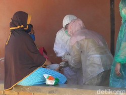 Pakai Jas Hujan, Petugas Rapid Test Warga Baru Datang dari Luar Polman