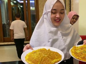 Keseruan Putri Delina Siapkan Menu Sahur untuk Sule dan Rizky Febian
