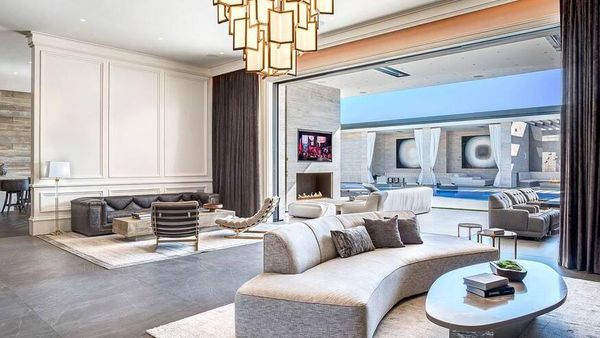 Foto: Rumah Baru Kylie Jenner Rp 562 M, Garasinya Bisa Muat 20 Mobil