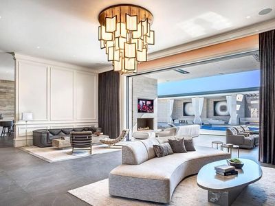 Foto: Rumah Baru Kylie Jenner Rp 562 M, Garasinya Bisa Muat 20 Mobil