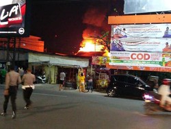 Indekos 2 Lantai Terbakar di Makassar, 10 Unit Damkar Diterjunkan