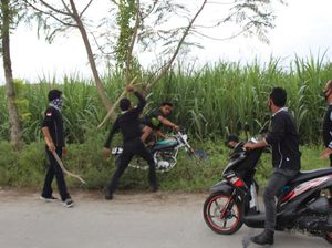 Viral Video Warga Bersenjata Pentungan Bubarkan Balap Liar di Jombang