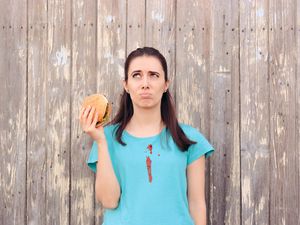 Sudah Diteliti, 2 Cara Makan Burger yang Benar Supaya Nggak Belepotan