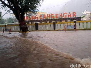 Diguyur Hujan Deras, Jalan Ahmad Yani Palabuhanratu Berubah Jadi Sungai