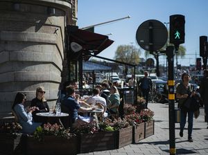 Pandemi COVID-19 Ada Negara yang Lepas Masker, Ini Kata Dokter