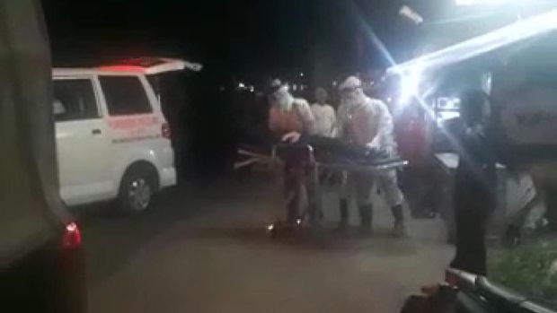 Petugas ber-APD mengevakuasi gadis pingsat di Garut