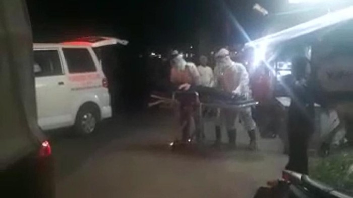 Petugas ber-APD evakuasi gadis di Garut yang pingsan