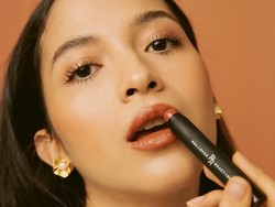 7 Lipstik Lokal Warna Natural dan Tekstur Ringan, Cocok Dipakai Saat WFH