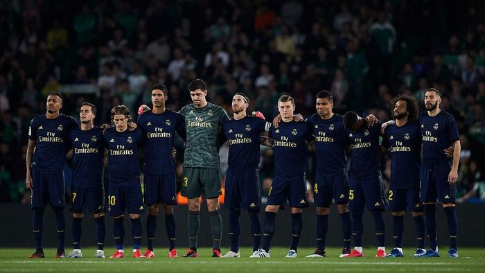 SEVILLE, SPAIN - MARCH 08: Players of Real Madrid during a silence minute prior to the Liga match between Real Betis Balompie and Real Madrid CF at Estadio Benito Villamarin on March 08, 2020 in Seville, Spain. (Photo by Fran Santiago/Getty Images)