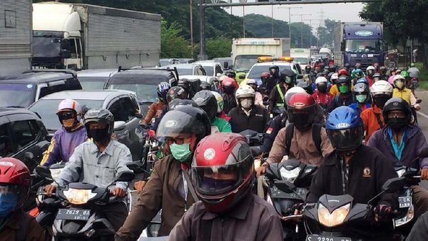 Kendaraan Menumpuk di Hari Pertama PSBB Surabaya