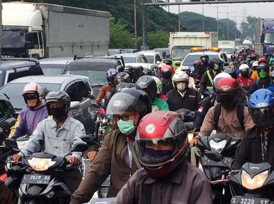 Kendaraan Menumpuk di Hari Pertama PSBB Surabaya
