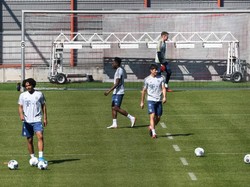 Bek Bayern: Latihan Lagi seperti Kembali ke Sekolah