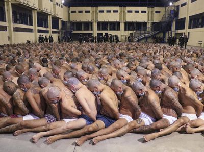 Potret Gangster El Salvador Duduk Berjubel di Penjara Izalco