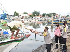 Polisi di Pasuruan Blusukan Kampung Nelayan Bagikan Paket Nasi Senyum