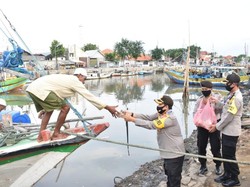 Polisi di Pasuruan Blusukan Kampung Nelayan Bagikan Paket Nasi Senyum