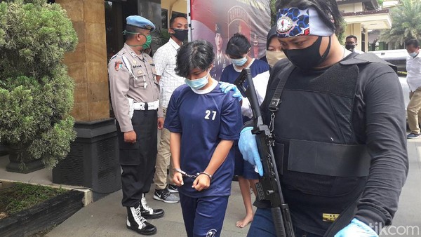 Potret Para Pelaku Pembunuhan Driver Taksi Online di Bandung Polisi amankan 4 pelaku pembunuhan driver taksi online di Bandung. Keempat pelaku diduga rencanakan pembunuhan karena tak sanggup bayar ongkos perjalanan.