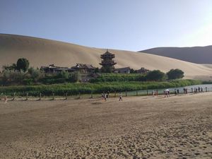 China Juga Punya Oasis di Tengah Gurun China Juga Punya Oasis di Tengah Gurun