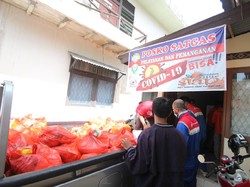 Pertamina Bagikan APD & 150 Paket Sembako ke Puskesmas Siantan Hilir