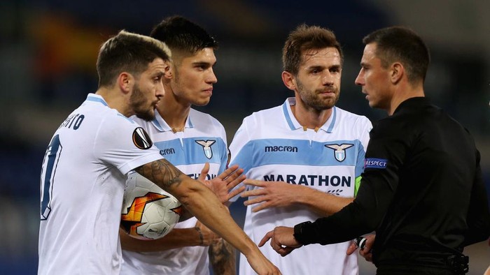 ROME, ITALY - FEBRUARY 14: Luis Alberto, Joaquin Correa and Senad Lulic of SS Lazio protest with the referee  Slavko Vincic during the UEFA Europa League Round of 32 first leg match between SS Lazio and Sevilla at Stadio Olimpico on February 14, 2019 in Rome, Italy.  (Photo by Paolo Bruno/Getty Images)