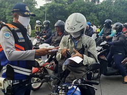 Kendaraan Plat L dan W Diperiksa di Hari Pertama PSBB Surabaya