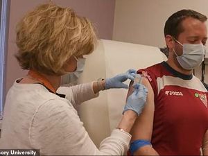 Pria Ini Ketagihan Uji Vaksin, Dulu Ebola Kini Corona