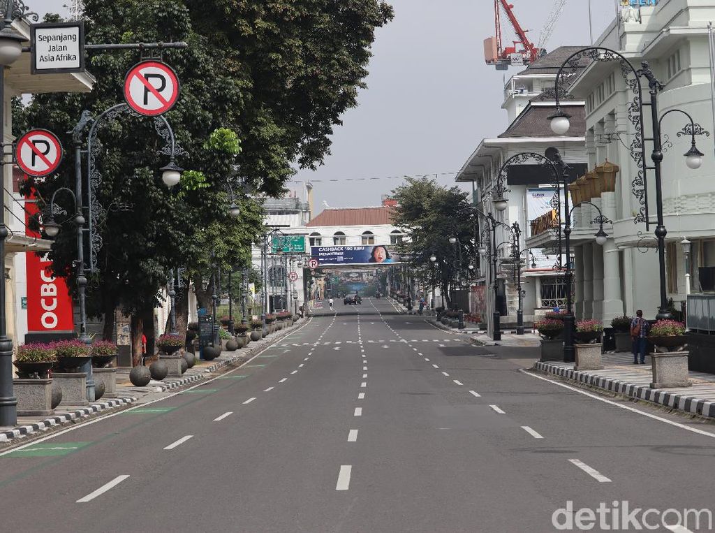 Sepinya Jalan Asia Afrika Bandung saat PSBB Sepinya Jalan Asia Afrika Bandung saat PSBB