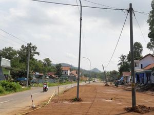 Waduh! Bisa-bisanya Tiang Listrik Hadang Proyek Jalur Pansela Waduh! Bisa-bisanya Tiang Listrik Hadang Proyek Jalur Pansela