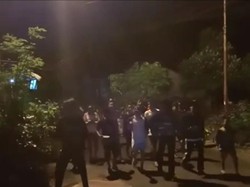 Pandemi Corona Tak Patahkan Semangat Pemuda Ini Bangunkan Warga Sahur