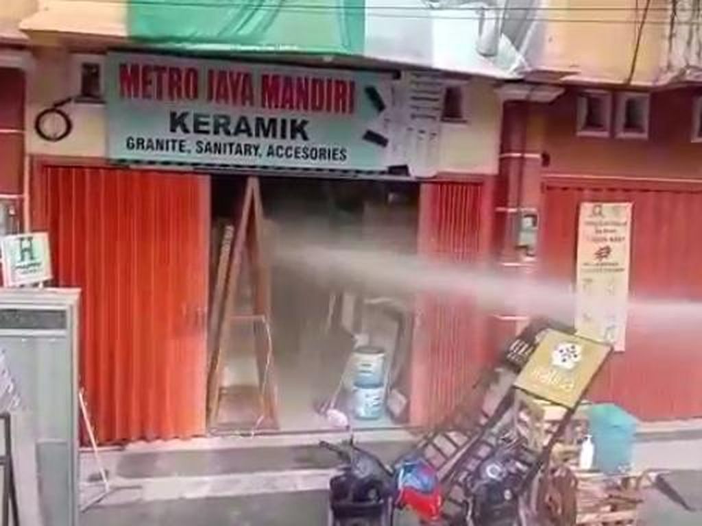 Nekat Buka Saat PSBB, Puluhan Toko di Makassar Disemprot Air