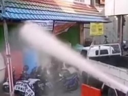 Video: Buka Saat PSBB, Puluhan Toko di Makassar Disemprot Air