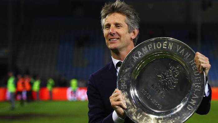 DOETINCHEM, NETHERLANDS - MAY 15:  Edwin van der Sar, Chief Executive of Ajax celebrates with the trophy after winning the Eredivisie following the Eredivisie match between De Graafschap and Ajax at Stadion De Vijverberg on May 15, 2019 in Doetinchem, Netherlands. (Photo by Dean Mouhtaropoulos/Getty Images)