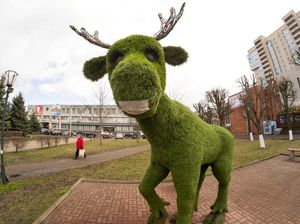 Patung Rusa di Rusia pun Bermasker Patung Rusa di Rusia pun Bermasker