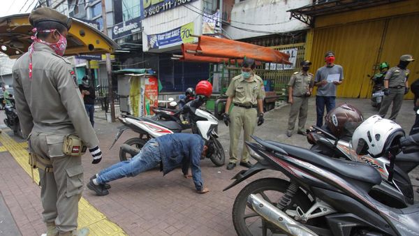 Biar Kapok! Pelanggar PSBB Dihukum Push Up