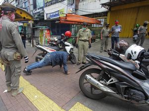 Biar Kapok! Pelanggar PSBB Dihukum Push Up