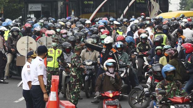 Petugas memeriksa dokumen kependudukan warga yang akan masuk ke Surabaya di Bundaran Waru, Surabaya, Jawa Timur, Selasa (28/4/2020). Petugas gabungan memperketat akses masuk ke Surabaya dengan melakukan screening atau pemeriksaan kepada warga di hari pertama pelaksanaan Pembatasan Sosial Berskala Besar (PSBB) di Surabaya. ANTARA FOTO/Didik Suhartono/foc.