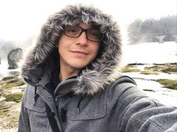 Gara-gara Lockdown, Aktor Ini Banting Setir Jadi Pengantar Makanan