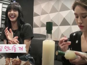 Gabut Bareng, Lisa BLACKPINK dan Jeon Somi Makan Ayam Sambil Main Game