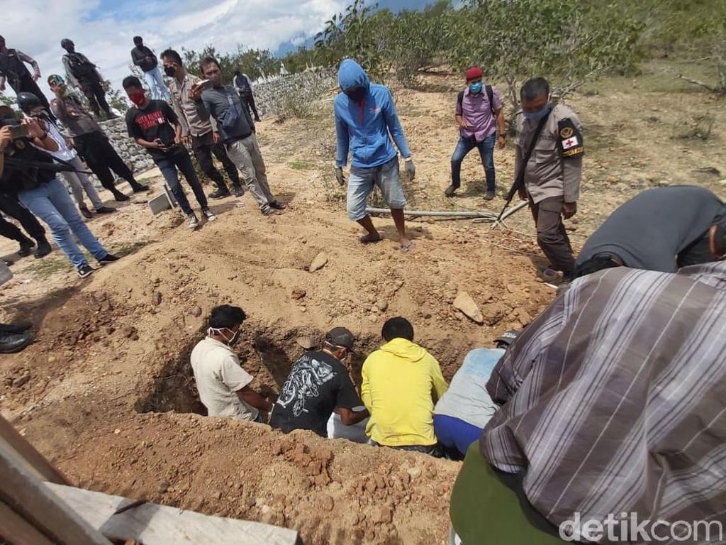 Jenazah Sipil Bersenjata di Poso Dimakamkan di TPU Poboya Palu Jenazah Sipil Bersenjata di Poso Dimakamkan di TPU Poboya Palu
