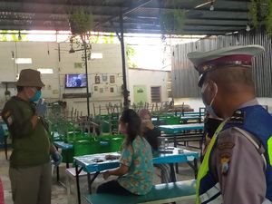 Petugas Gabungan Temukan Kafe dan Restoran Sediakan Meja-Kursi Saat PSBB