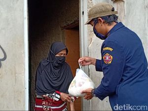 Beas Perelek, Tradisi Membantu Warga Lansia dan Kurang Mampu Beas Perelek, Tradisi Membantu Warga Lansia dan Kurang Mampu