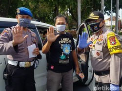 Para Pemudik di Banyuwangi yang Diputar Balik Diberi kaos dan Stiker