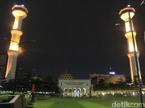 New Normal Jabar, Ridwan Kamil: Salat di Masjid Boleh Tapi Dibatasi New Normal Jabar, Ridwan Kamil: Salat di Masjid Boleh Tapi Dibatasi