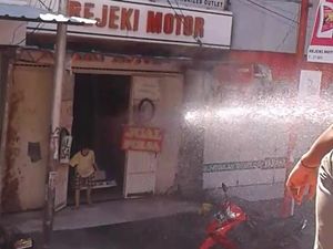 Lagi, Sejumlah Toko di Makassar yang Nekat Buka Saat PSBB Disemprot Air